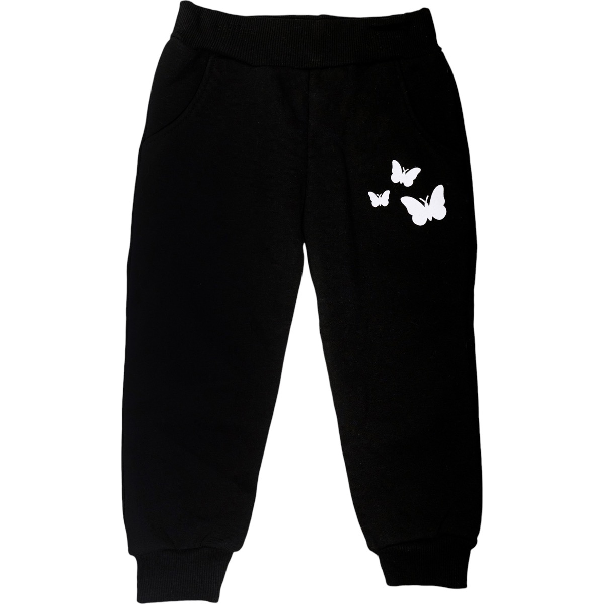 Μαύρο παντελόνι με πρακτικές τσέπες και λάστιχο στη μέση.