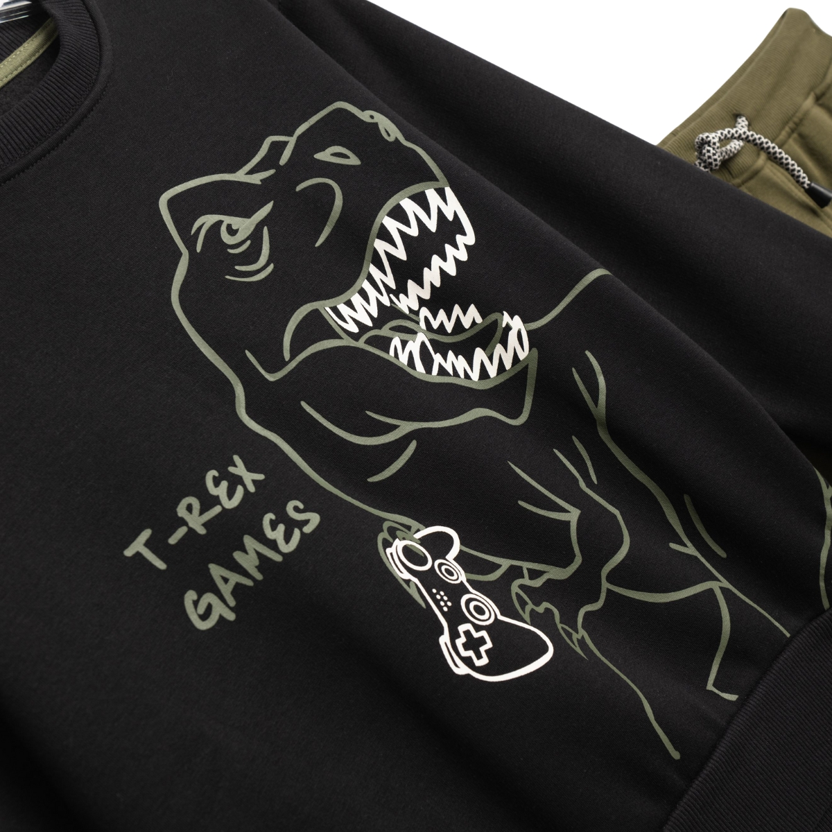 Μαύρη μπλούζα και πράσινο παντελόνι για αγόρι