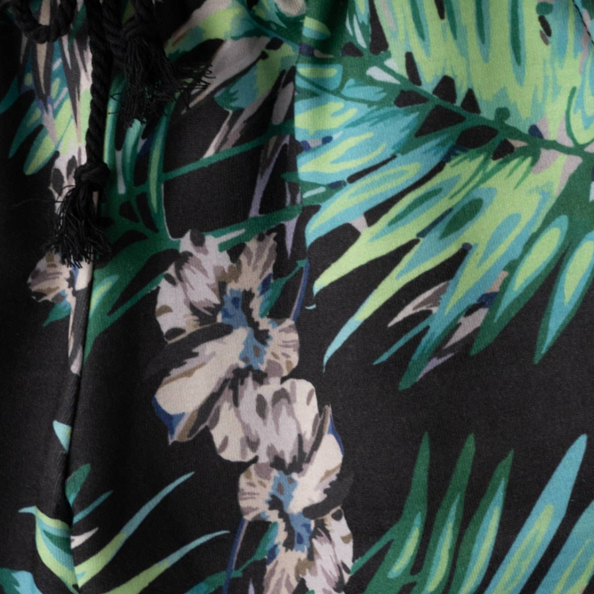 Παιδικό φλοράλ σορτσάκι Εβίτα με λάστιχο στη μέση και διακοσμητικό κορδόνι