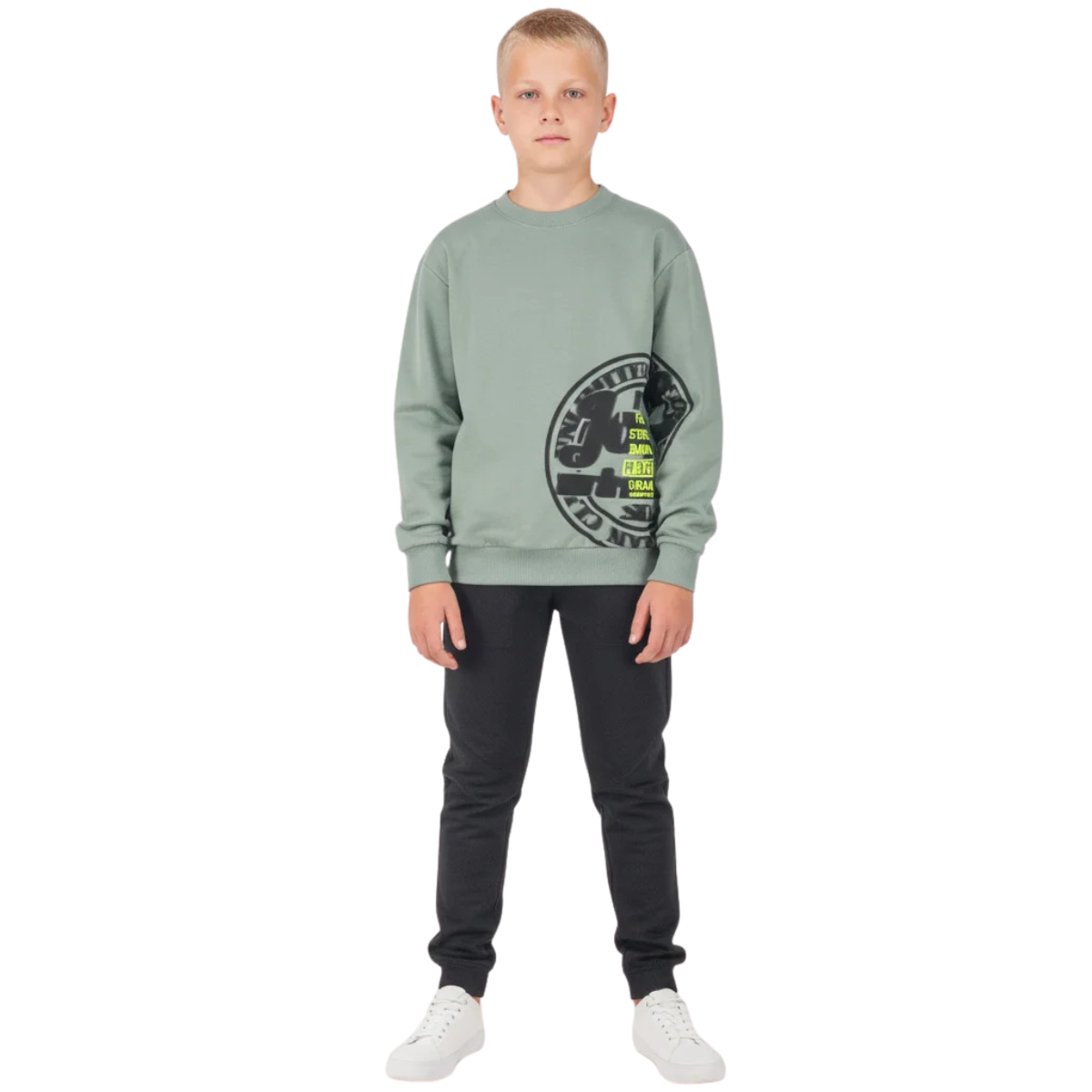 Πράσινη φόρμα Joyce για αγόρι με μπλούζα με τύπωμα και μαύρο παντελόνι με τσέπες