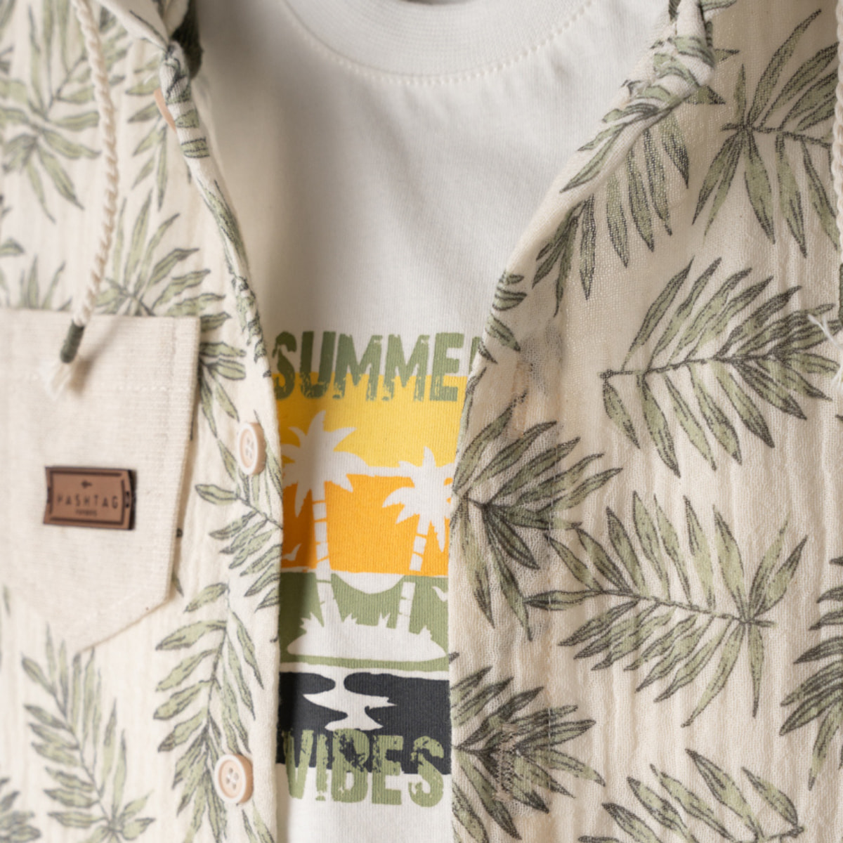 Hashtag εκρού βρεφική μπλούζα για αγόρι με τύπωμα και τρουκς στον ώμο – Summer Vibes