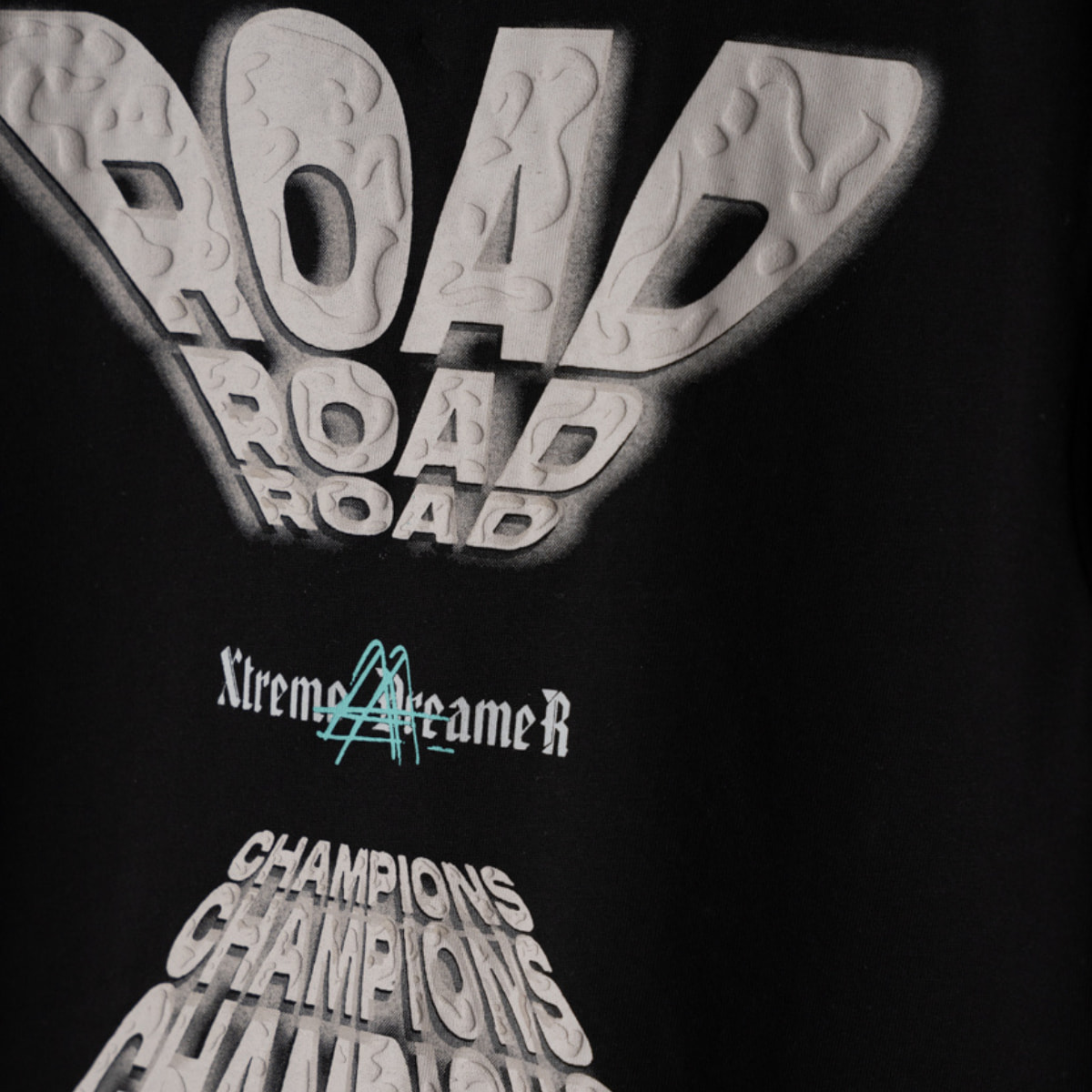 Μπλούζα Hashtag «Road Champions» μαύρη με ανάγλυφο τύπωμα μπροστά και πίσω