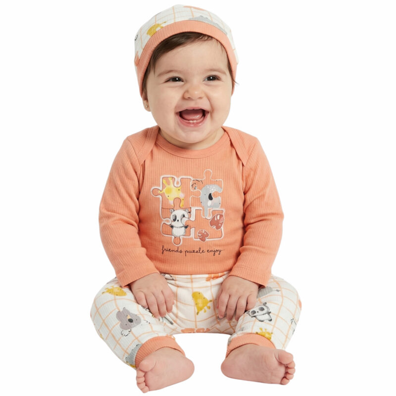 Miniworld σετ βρεφικό πορτοκαλί κορίτσι με κορμάκι, εκρού παντελόνι και ασορτί σκουφάκι «Puzzle Enjoy»